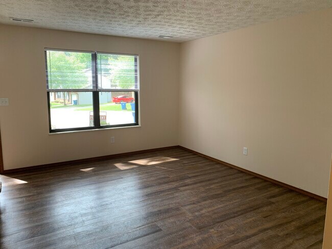 Building Photo - 715 Oak Trl