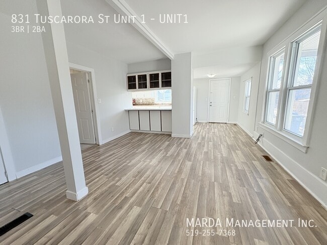 Building Photo - CHARMING 3 BED/2 BATH MAIN FLOOR UNIT IN WALKERVILLE + HYDRO & GAS