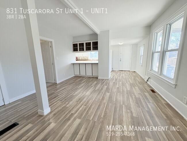 Photo du bâtiment - CHARMING 3 BED/2 BATH MAIN FLOOR UNIT IN WALKERVILLE + HYDRO & GAS