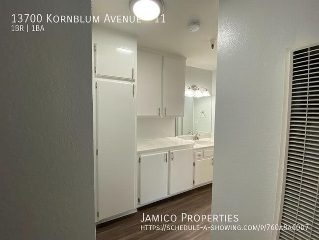 Foto del edificio - 13700 Kornblum Ave.