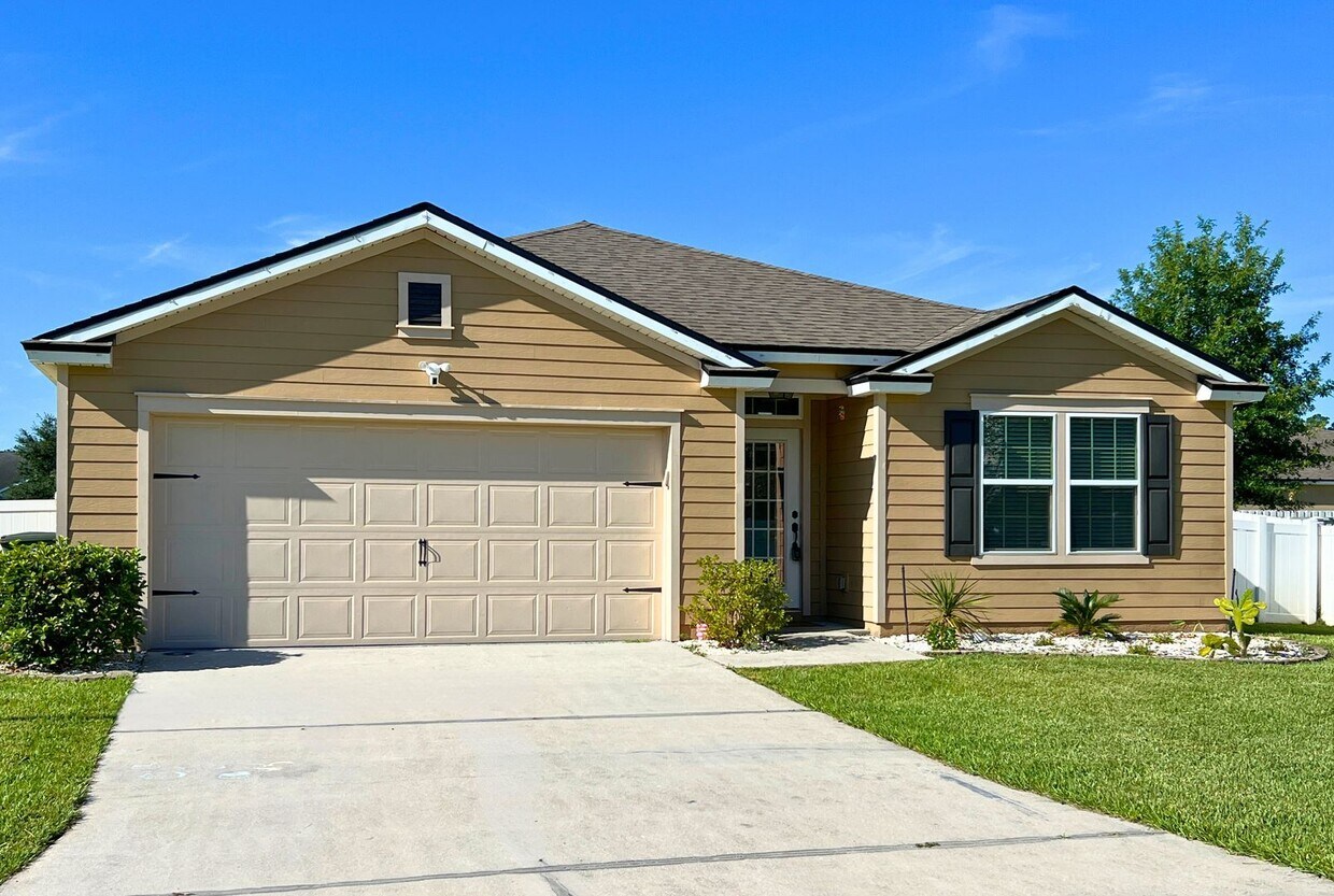 Foto principal - Stylish 4-Bedroom Home with Fenced Yard – ...