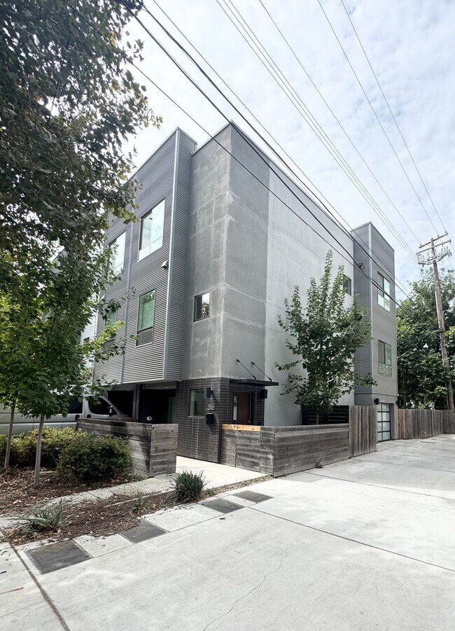 Foto del edificio - Luxury 3 Bed / 3 Bath Modern Home in Downtown Sacramento – Mansion Flats