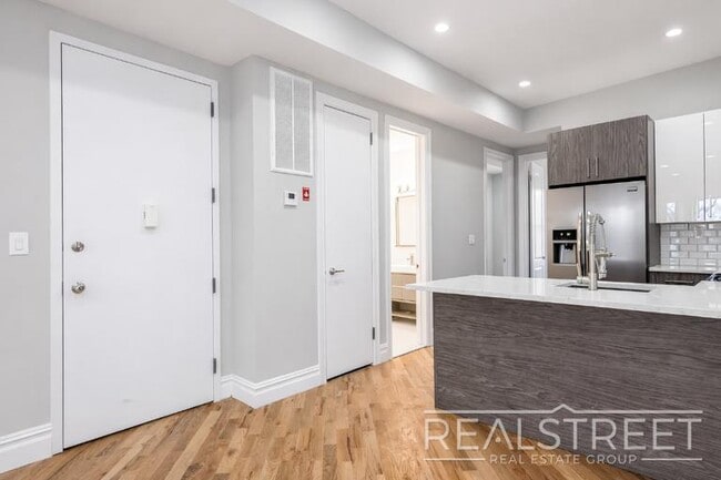Foto del edificio - Stunning 3 BED 2 Bath Floor-Thru in Bed Stuy