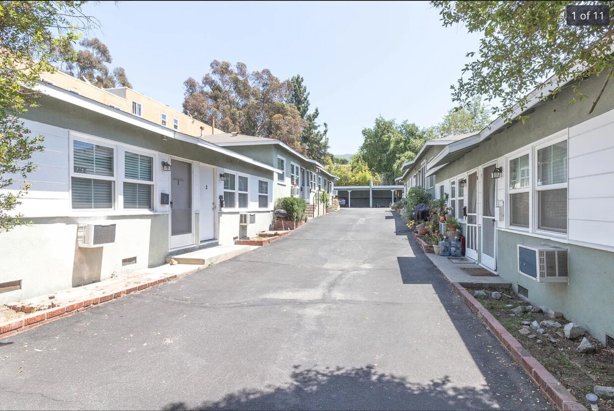 Primary Photo - 10230 Silverton Ave