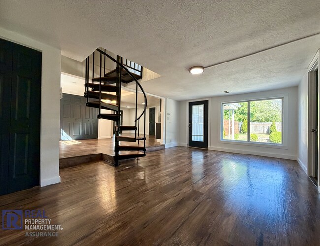 Foto del edificio - Updated 3-Bedroom Home with Fenced Backyard in Beaverton