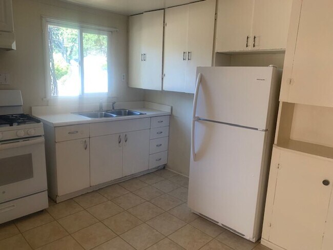 Building Photo - 2 Bedrooms, 1 Bath House