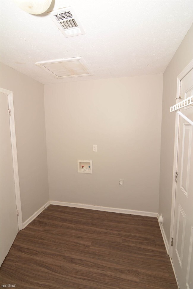 Building Photo - 3 br, 1 bath House - 7691 Hawthorne Dr