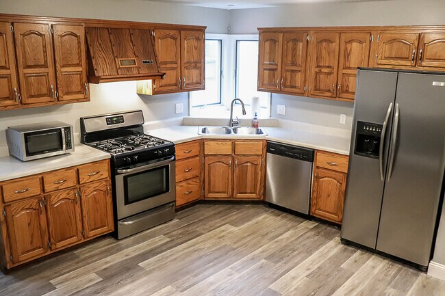 Spacious, eat in kitchen - 312 E Adams St