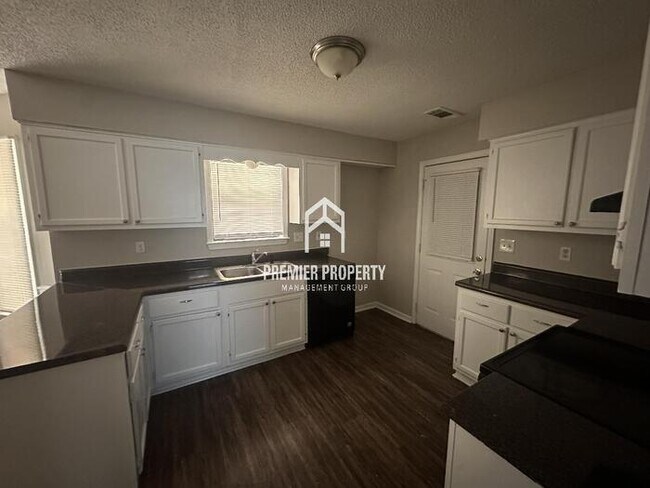 Building Photo - 7529 Val Marie Ln