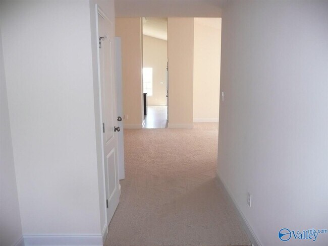 Building Photo - 209 Shadow Cove Dr SW