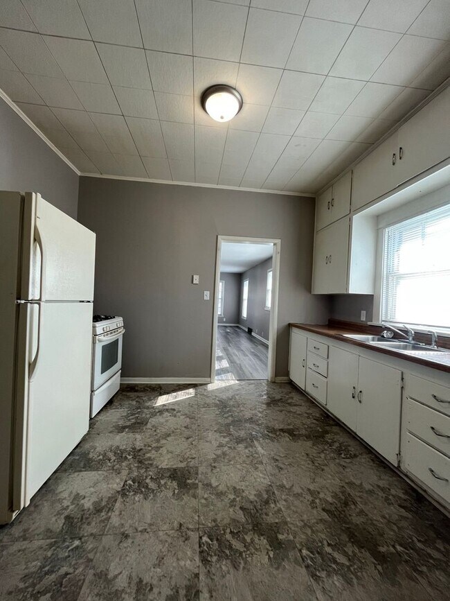 Building Photo - 3-bedroom, 1 bathroom home located near Ci...