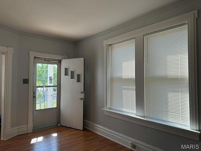 Building Photo - 539 N Elm Ave