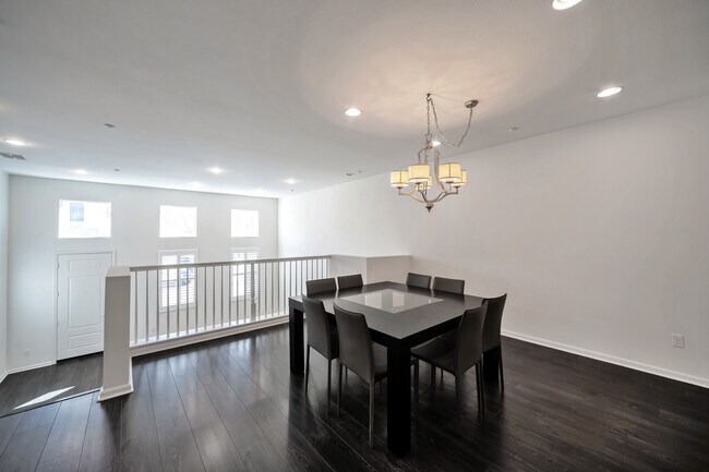 Building Photo - 5547 Strand