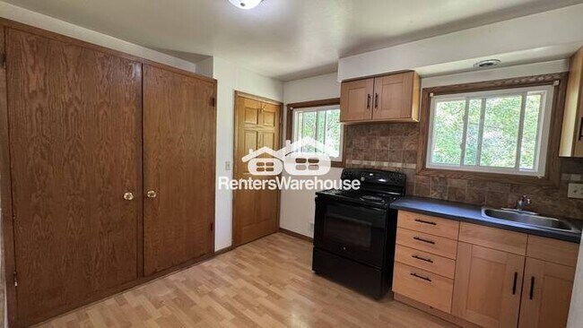 Foto del edificio - Available June 5th 2 Bedroom 1 Bath Duplex in Plymouth