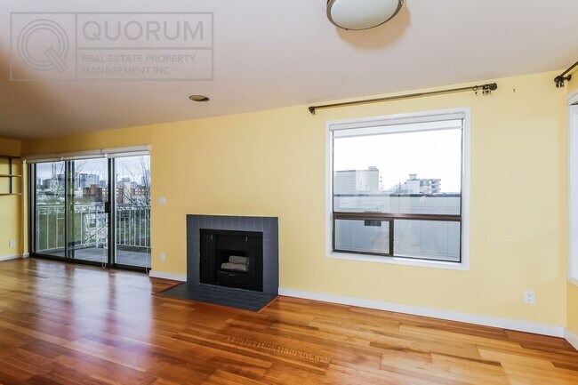 Foto del edificio - Spectacular Top Floor Condo with Stunning Views in Queen Anne