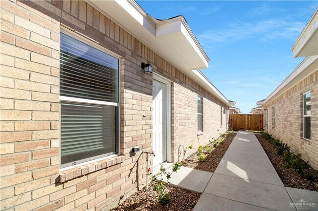 Building Photo - 905 W Mahala Ave