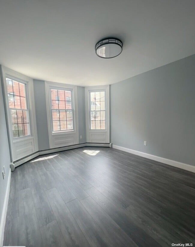 Foto del edificio - 2975-75 Valentine Ave