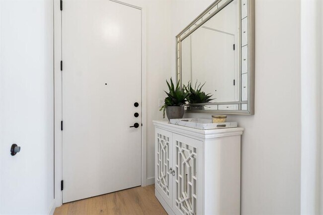 Foto del edificio - 800 Embassy Dr