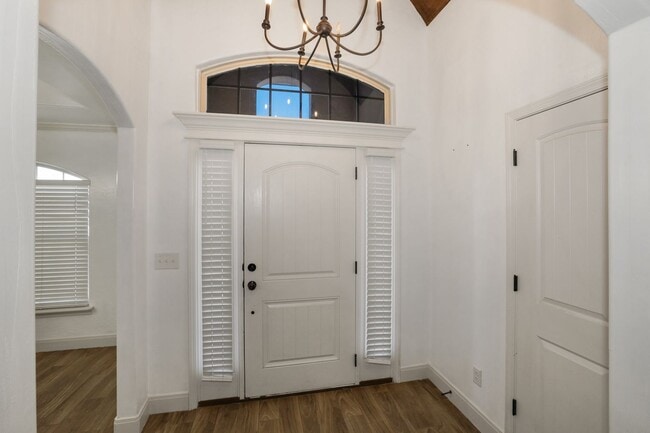 Building Photo - Stunning with 4 bedrooms in City View!
