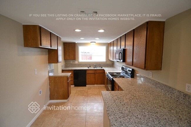 Building Photo - 7401 Blackthorne Way