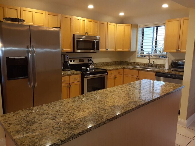 Foto del edificio - Seasonal/short term ONLY  Nicely renovated...