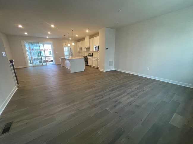 Building Photo - 220 Avalon Dr