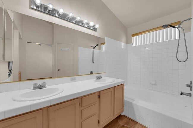 Foto del edificio - Well-Maintained 3BR Home | Open Living, Private Yard, Prime NW Location