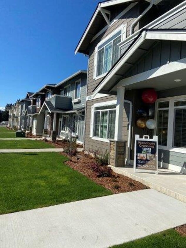 Foto principal - Reduced! Spacious 2-Bedroom, 2-Bathroom Townhome in West Olympia — December Rent FREE!