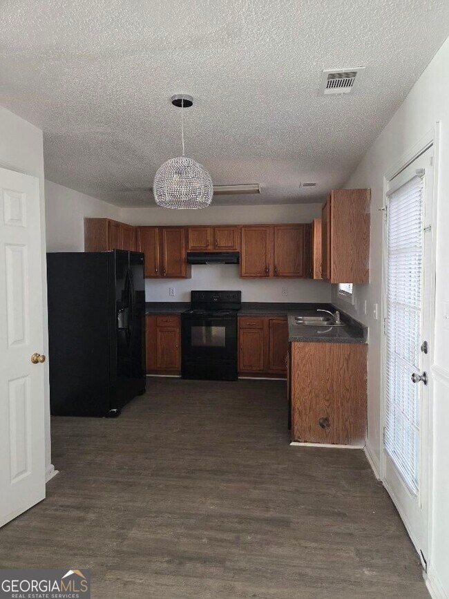 Foto del edificio - 7146 Ravenwood Ln