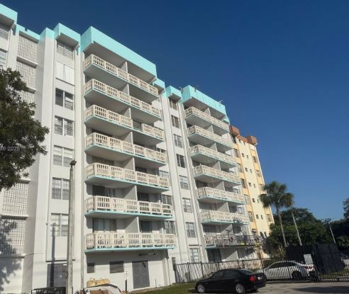 Foto del edificio - 15600 NW 7th Ave
