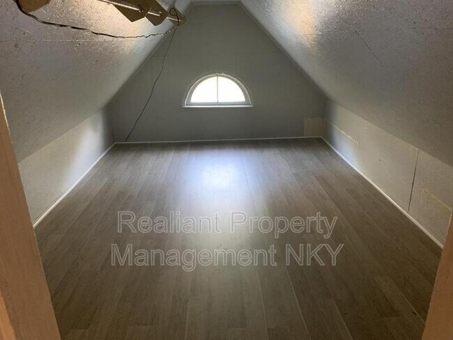 Building Photo - 768 E 10th St