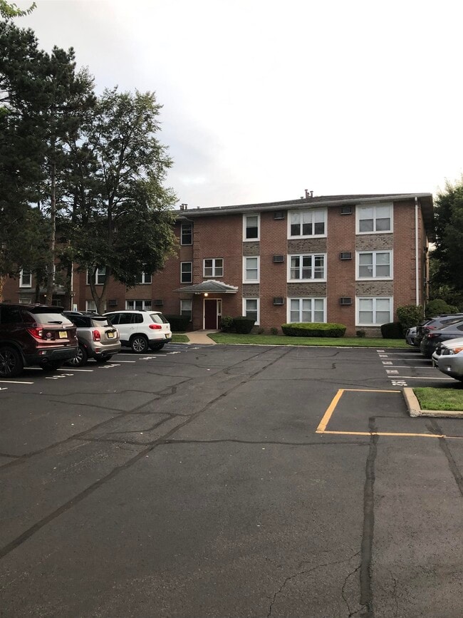 Building Photo - 48 Riverview Ct
