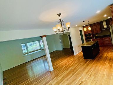 Building Photo - 3233 Saxon Dr