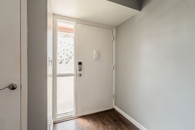 Building Photo - Ready to Move In - Three Bedrooms