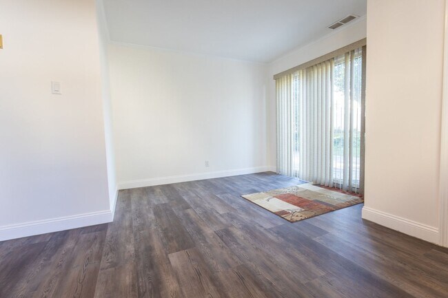 Foto del edificio - Spacious 2 Bedroom, 1 Bathroom (Full House...