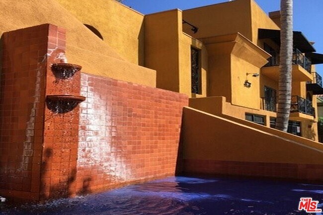 Foto del edificio - 828 N Hudson Ave