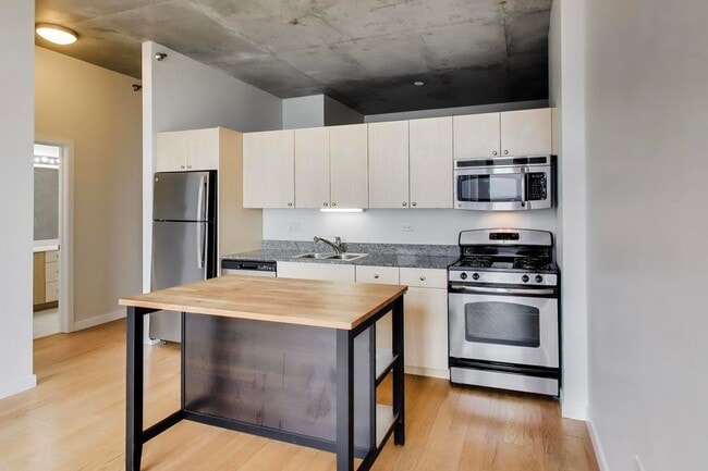 Building Photo - 235 W Van Buren St