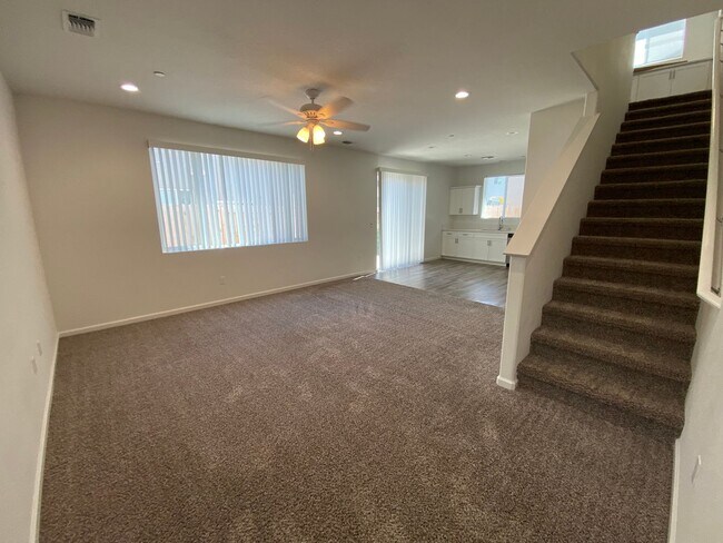 Foto del edificio - Two-story home in NW Visalia home coming s...
