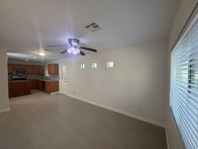 Foto del edificio - Charming home located near Nellis Blvd & Lake Mead Blvd