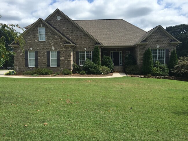 Foto del edificio - Beautiful Brick Home in NW School District