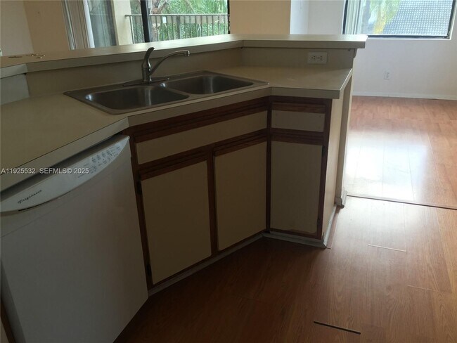 Foto del edificio - 9999 Summerbreeze Dr