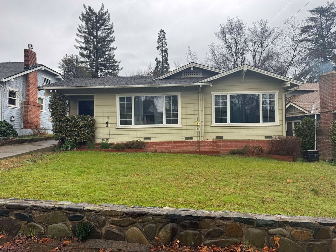 Primary Photo - Cozy Downtown home with Fenced backyard