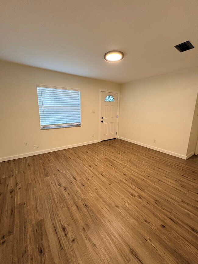 Foto del edificio - 2825 E Clark St