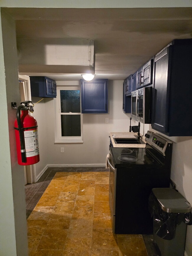 Building Photo - 1 1/2 Oliver Ave