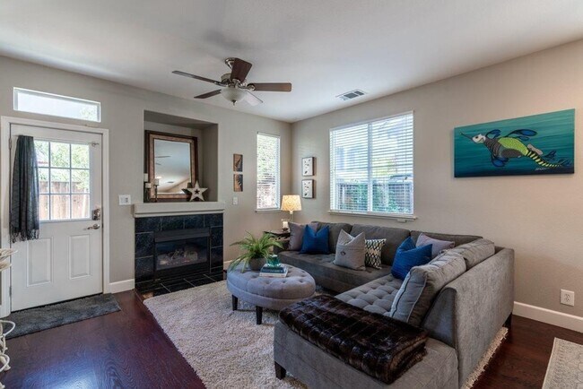 Foto del edificio - Stunning Updated Alameda Home w/ Backyard Deck & Custom Features