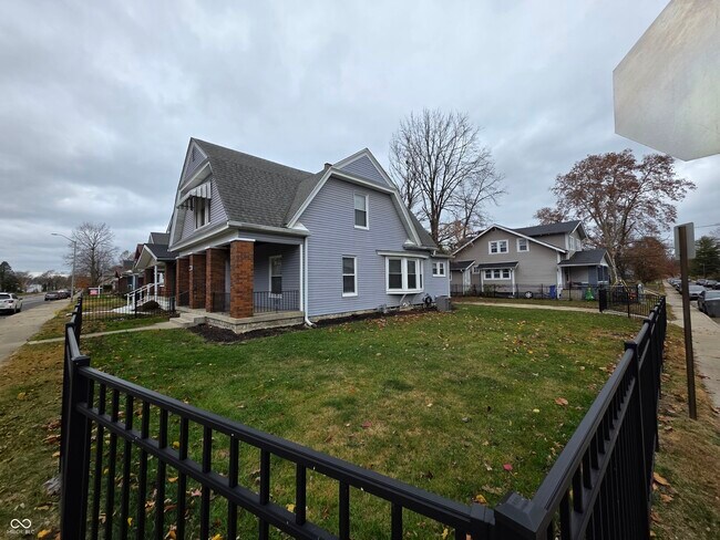 Foto del edificio - 5030 E New York St