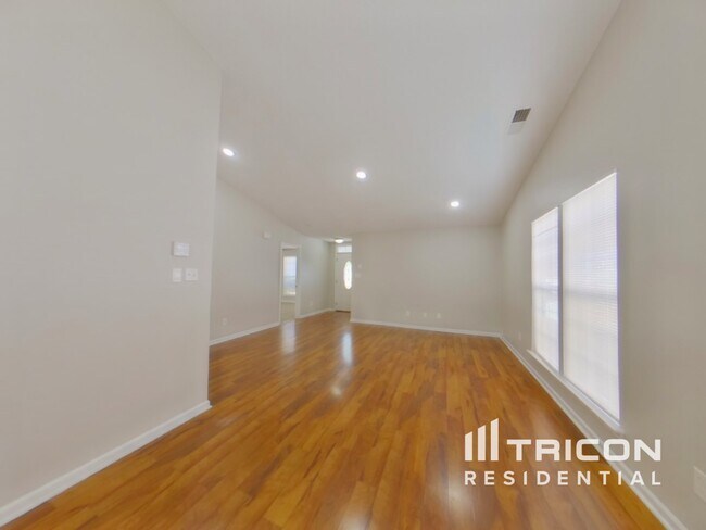 Foto del edificio - 3027 Salmon River Dr