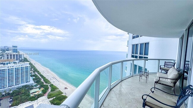 Foto del edificio - 6365 Collins Ave