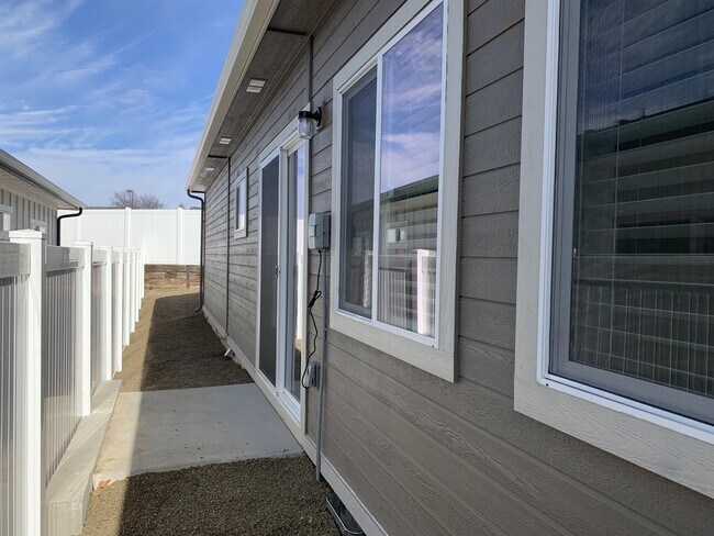 Building Photo - 1406 Lark Ct