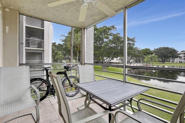 Foto del edificio - 9311 Orange Grove Dr